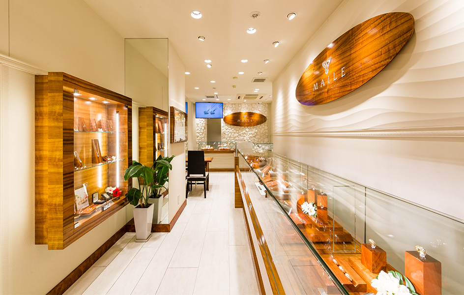 &nbsp;
2023年に同じフラダンス教室のご友人様と初めてマイレ栄店にご来店くださったY様。
&nbsp;
再びご縁が繋がり、ご結婚10周年を迎えられる節目に、念願でいらっしゃった初めてのハワイアンバングルをオーダーいただきました。
&nbsp;
お選びいただいた形状は、切れ目のない円状の「クローズドバングル」。
 ハワイの大自然が、伝統的な手彫りによって施された、神聖な魔よけやお守りとして身につけられるアイテムです。 
&nbsp;
