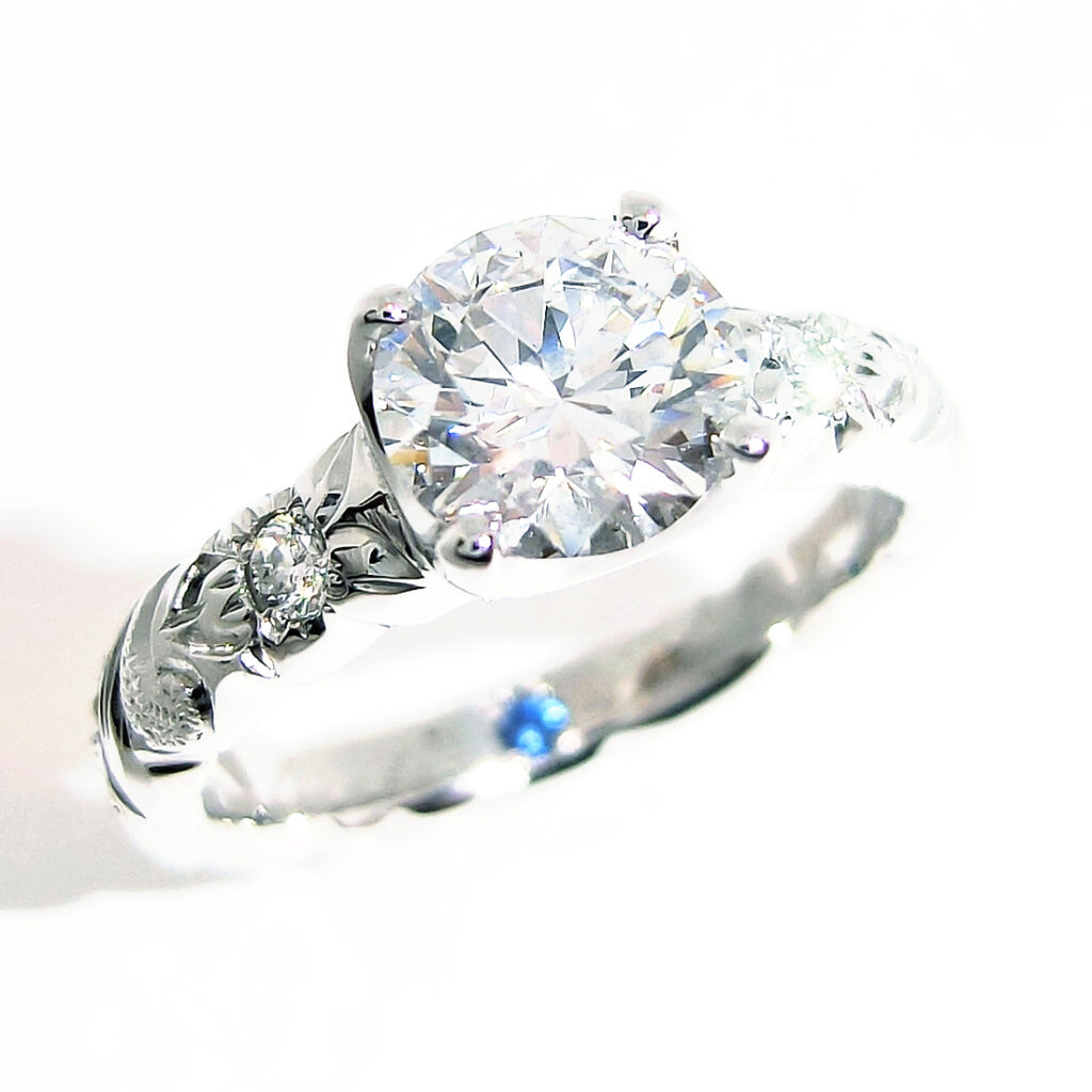  
 
大粒の1カラットダイヤモンドの抜群の輝きと透明感。
 
 
そして繊細な手彫りの美しさについ見惚れてしまう、どの角度から見ても美しいこちらのスペシャルなご婚約指輪
 
 
こだわりと沢山の想いを込めて、オーダーいただきました。
