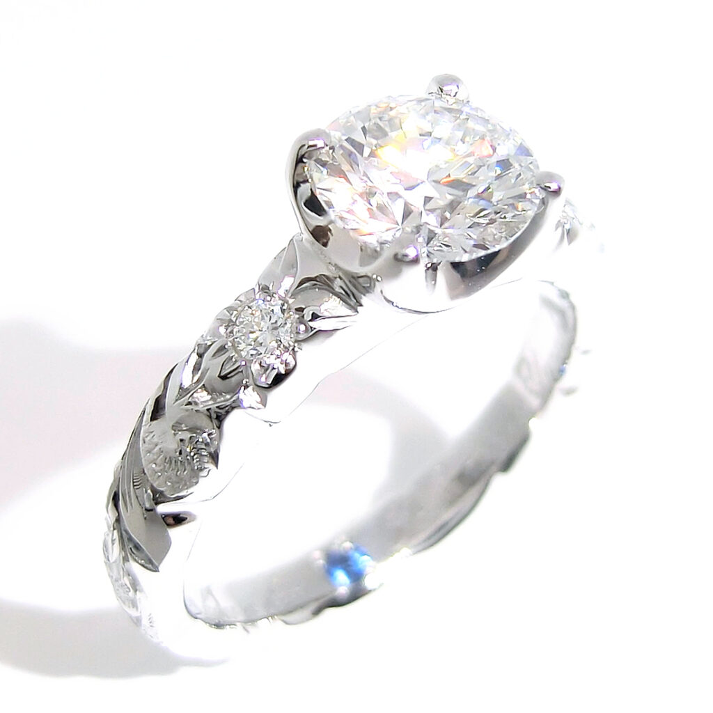  
一生に一度のご婚約指輪。
 
1カラットのダイヤモンドを使用して、特別なご婚約指輪をオーダーしたいとお問い合わせをいただいたことが始まりでした。
 
実際にご来店いただいてからは、彼女様のお好みを活かしつつ、大粒のダイヤモンドをセッティングするにはどのような形状が良いのか、いずれご結婚指輪と重ね付けをする際のバランスなども考慮しながら、何度も打ち合わせを重ね、制作をさせていただきました。
