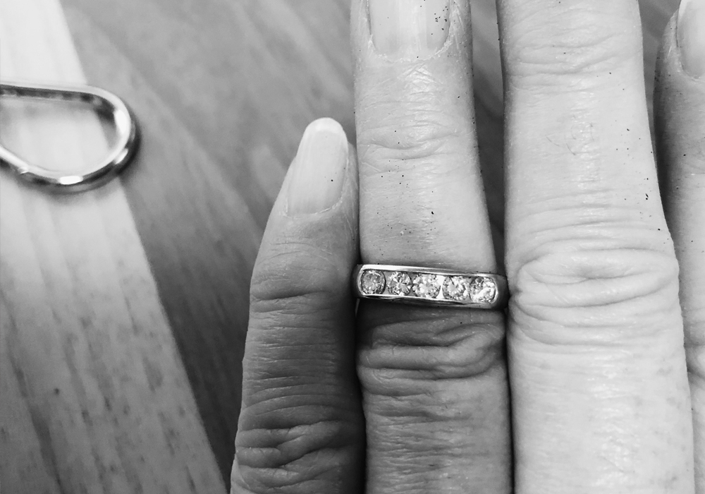  
30年前の思い出の詰まったご婚約指輪。
 
サイズが合わず、ずっと引き出しの中…
アームも歪んでしまっていました。
 
この度MAILE横浜元町本店へご相談頂き、まずはダイヤを外し、
カラットの確認から取り掛かりました。
