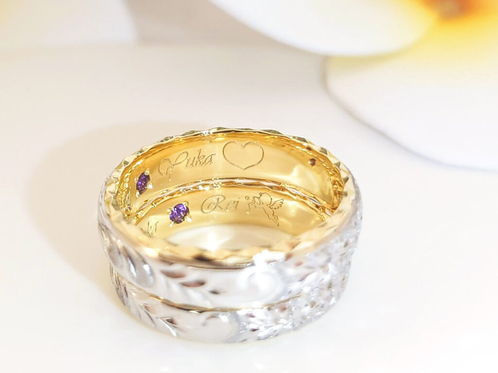 指輪の内側にはご入籍月の誕生石で「愛の守護石」とも呼ばれる“アメジスト”をセッティング。グリーンゴールドの地金に鮮やかな紫色のお石が良く映えてとても美しいですね。
 
また、アメジストには“真実の愛を守り抜く”という意味もあり、ご結婚指輪にもぴったりです。
 
 
