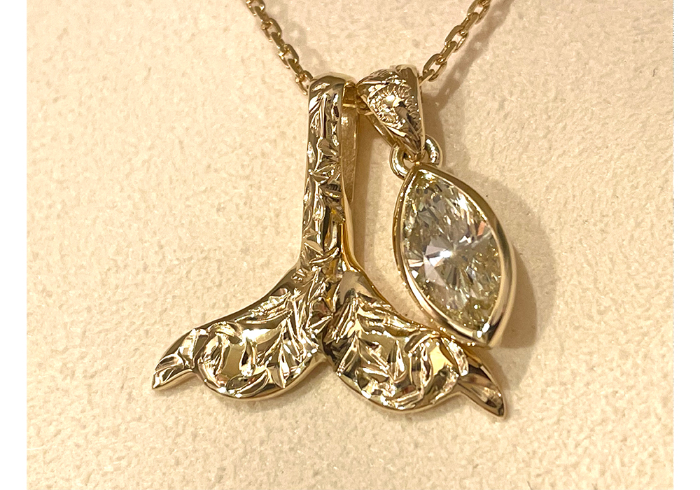  
 
今年成人を迎えるお嬢様へお持ちのダイヤモンドを使った特別なペンダントを贈りたい、と栄店にお越しくださったS様ご夫婦。
 
ハワイ伝統の手彫りのデザインに、幸せへと導く意味が込められたハワイアンジュエリーが良い、とクジラの尻尾「ホエールテール」と、ダイヤモンドをチャームにしたスペシャルなペンダントをオーダーいただきました。
