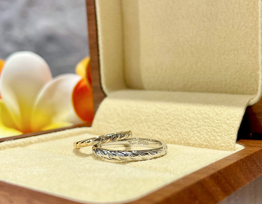 もう半周には、“絆”という意味のピリナを。
 
お2人の指輪を重ね合わせるとマイレのレイが完成する、ご結婚指輪にぴったりのデザインです。
 
それぞれのデザインの境目にプルメリアのお花を彫り込み、とてもスペシャルなハーフデザインのご結婚指輪が完成いたしました。
