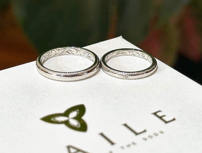 そして、ペンダントオーダーの際に一緒にご相談いただいたご結婚指輪。

たくさんのハワイアンジュエリーをお持ちのおふたりだからこそ、結婚指輪はシンプルかつ意味を内側に込めることのできる内彫りのリングでオーダー頂きました。
 
お素材には通常はお取り扱いが難しい純度の高いプラチナ999をお選びいただきご結婚指輪らしい細身の3㎜幅と2.2㎜幅のリングとなっております。
