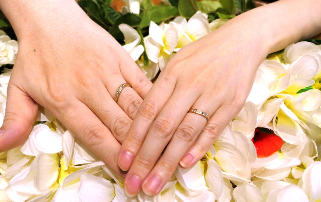  
 数あるサンプルの中からおふたりにお選び頂いたのは、穏やかな波の様に優しく指に沿う美しい曲線が魅力的な「カーヴリング」です。

 

重厚感のある平打ちのフラットの形状と、肌馴染みの良い洗練された印象の18金ピンクゴールドの色味の組み合わせが、上品さと存在感を兼ね備え、より一層特別感を演出してくれます。
 
 
