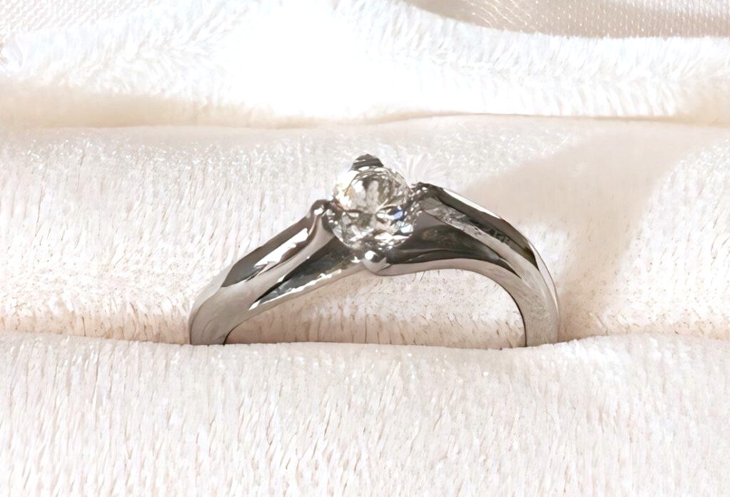  
旦那様からのプロポーズで、20年前にお受け取りされたご婚約指輪。
 
当初はご友人様の結婚式等ご活躍の場面があったものの、年数と共に身につける機会が少なくなられたとのことで、デイリーユースしやすいリングとしてリメイクをご検討されていらっしゃったK.K 様。
 
MAILEのインスタグラムを見つけたきっかけからご縁が繋がり名古屋栄店へご来店下さいました。
 
