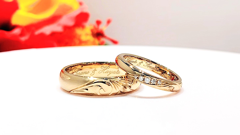 おふたりがお選びされたのは、手彫り面とプレーン面の両方を楽しんで頂ける「ハーフデザインリング」。

もともとハワイアンジュエリーがお好きなS様は、既に全周に手彫りが入っているハワイアンリングをお持ちだった為、シンプルさもあるこちらのリングであれば、ご結婚指輪としての特別感を出せる点を。
H様は、手彫りの面とプレーンの面をシーンに合わせて使い分けられる2way仕様である点と、手彫りデザインや表面加工をカスタムしてお選びいただける点を気に入って頂きました。
