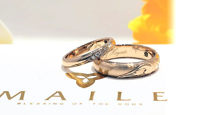 更にS様は、プレーン部分との切り替え部分に、ダイヤモンドを斜めに5石セッティングされ、手彫りとダイヤモンドの相乗効果で、より一層輝きをお楽しみいただける仕様に。
H様は、プレーン部分を艶消しの「マット」仕上げにされ、シックでスタイリッシュな印象の仕上がりに。
 
1本のリングで多彩な表情を楽しめる、お二人だけの特別なハワイアンマリッジリングが、ハワイの熟練の彫師の手によって完成いたしました。
