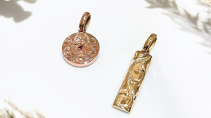 熟練の職人による伝統的な手彫りのデザインと、一生物の強度を誇る鍛造製法が合わさったマイレのこだわりのハワイアンメモリアルジュエリーより、バーとコインのペンダントトップをお選びいただきました。
&nbsp;
ジュエリーに込めた想いが永遠に続きますようにと願いを込め、永遠を象徴する波の「ヘリテイジ」のデザインをM様・S様おふたりお揃いでお選びいただきました。
