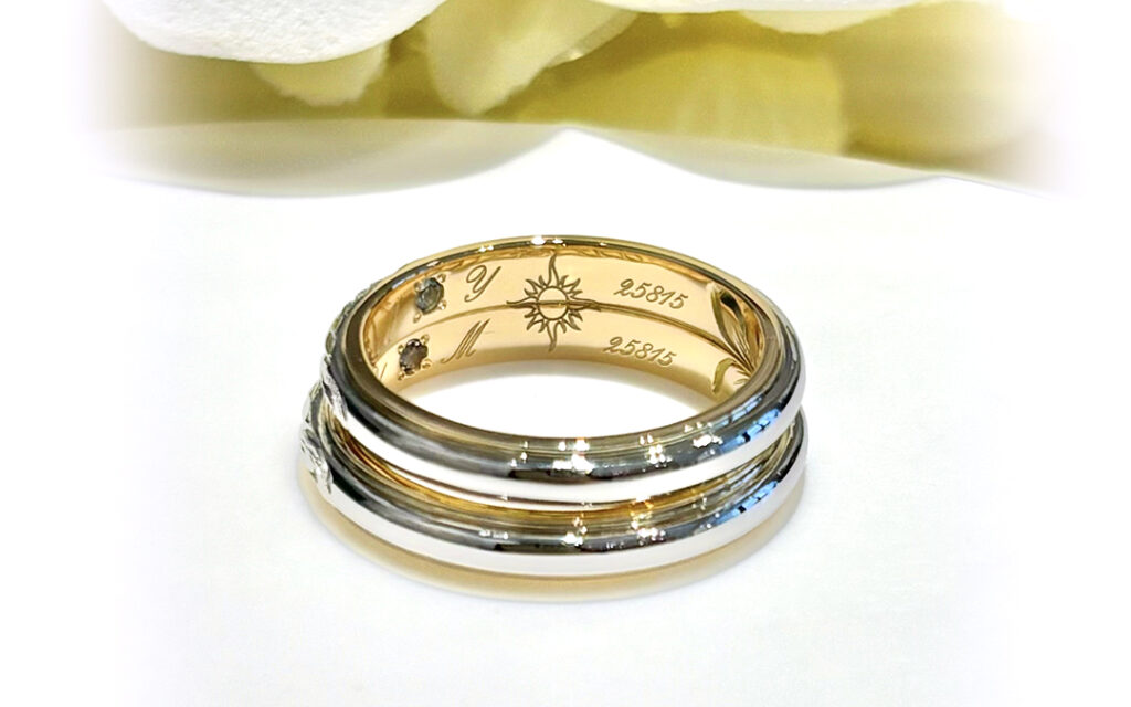 リング表面の半周には、あえて彫りを施さず地金の艶感を味わいながら、残りの半周の手彫りのデザインとのコントラスを強調したハーフデザインをお選びいただきました。
&nbsp;
また、リングの内側の半面には、おふたりの想いを刻印として。
&nbsp;
ハワイに熟練の彫り師・Lynnの手によって、お二人のこだわりとハワイの大自然がたっぷり詰め込まれた世界にふたつとないスペシャルなオーダーメイドのご結婚指輪が完成いたしました！
