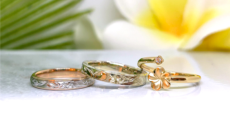 3姉妹のお嬢様方もそれぞれの雰囲気とお好みにぴったりなリングを選びいただきました。
長女様は白く輝くプラチナと肌に馴染むピンクの優しい2色の色合いをお楽しみいただける「ツートーンリング」。
次女様は平打ちの形がかっこいい「フラット」の形状のシャンパンカラーのあたたかなお色味のホワイトゴールドのリング。
三女様は魅力を高める魔除けのプルメリアのお花と0.02ctのダイヤモンドが煌めく「プルメリアオープンリング」を。
&nbsp;
「リング選びにも個性が出るね」、と皆様で楽しくお選びいただいた時間はとても温かく幸せな気持ちをいただいておりました。
