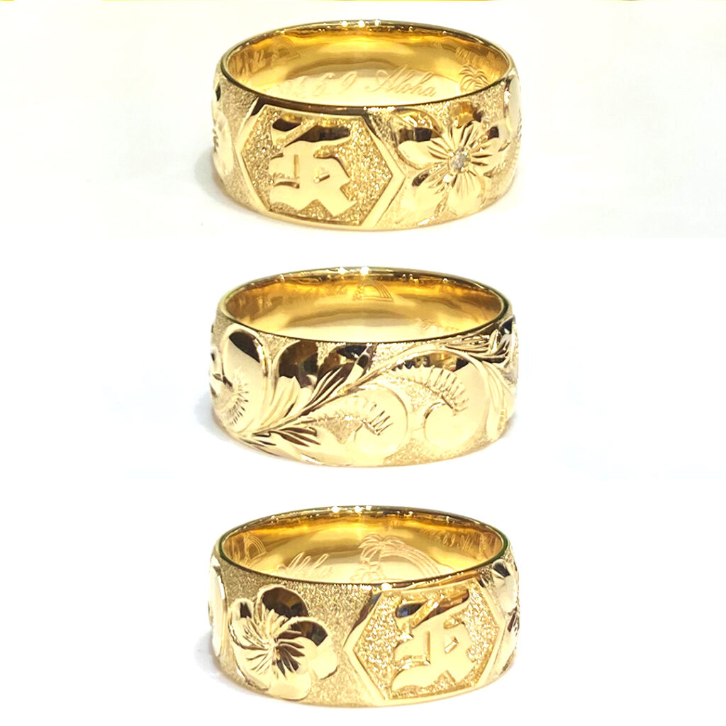 K.S.様は、明るい14金のイエローゴールドの地金のお素材に、丸みのあるやさしい形状のバレルの8mm幅を。
&nbsp;
ハワイ伝統の手彫りは、H.H.様とお揃いの「プリンセス」に、神々が宿るとされ、神聖なマイレの葉のレイ（首飾り）をイメージした「マイレレイ」を組み合わせた特別仕様のデザインです。
&nbsp;
ポイント彫りは、イニシャル「K」の左側に魅力を高める魔除けのお花「プルメリア」、右側には花弁が丸くなった可愛い「プア」のお花を刻まれました。
更に、プルメリアの中心に煌めく「ダイヤモンド」を配置され、更に一層輝きを放つお仕上がりに。
&nbsp;
表面加工は、波のアウトライン内側の一部に沿ってジグザグの装飾を施す「インサイドリーグル」と、波のアウトライン外側に砂模様を表すことで立体感を演出する「サンドアウト」をお二人お揃いでお選びいただきました。
