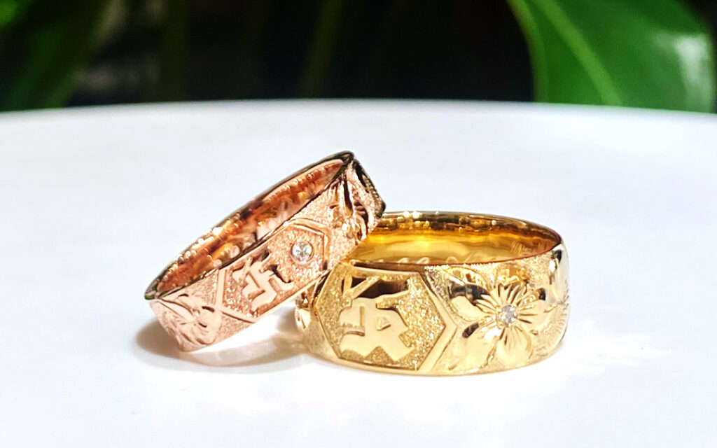 ハワイの大自然のモチーフと、H.H.様とK.S.様おふたりそれぞれのこだわりをたっぷり詰め込んだ世界に一つだけのオーダーメイドハワイアンリングが、ハワイの熟練の彫師・Lynnの手によって完成致しました！
&nbsp;
ハワイの大いなる自然・マナが宿り、災いから身を守り、幸福へと導く意味を持つハワイアンジュエリー。

指元に宿るその輝きが、お二人の未来をさらに明るく、幸せに照らし続けますように。
