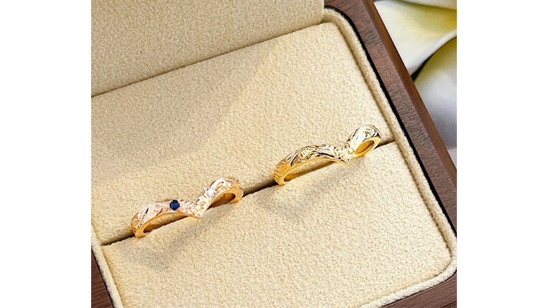 新郎のT様は、華やかに輝く18金のイエローゴールドの素材の地金を。
形状は、着け心地が優しい丸みのあるバレルです。
&nbsp;

新婦のT様は、肌馴染みが良く上品で洗練された印象の18金ピンクゴールドの地金に、形状はエッジが効いた重厚感のある印象のフラットの形状をお選び頂きました。

