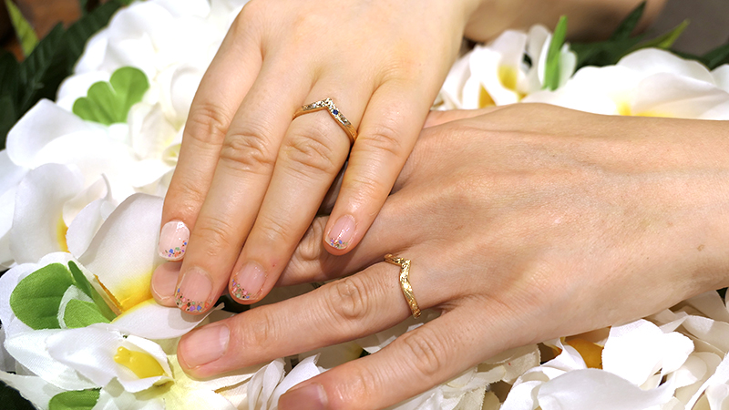 一生身につけるものだからこそ、「結婚指輪は人と違う特別なものを」と、お探しの中でマイレのオフィシャルウェブサイトを見つけて、心斎橋店へ足をお運びくだったT&T様。
&nbsp;
じっくり悩まれながら、スタイリッシュな印象で身につけていただけ、おふたりの雰囲気にぴったりな【V字リング】をお選びいただきました。
&nbsp;
