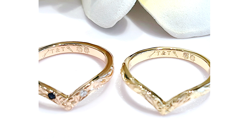 内側には、おふたりの出会いのきっかけにもなった音楽のモチーフを刻印として刻まれました。
&nbsp;
新婦のT様は、更に、表面にダイヤモンドとサファイアの天然石をセッティングされ、より一層輝きを放つお仕上がりに。
&nbsp;
ハワイの熟練の彫師の手によって、おふたりのこだわりを詰め込んだ世界にふたつとない特別なご結婚指輪が完成いたしました！
