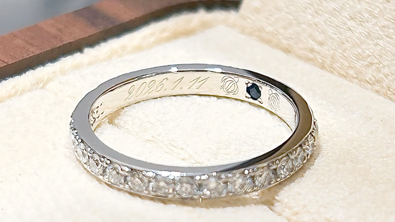 更に、ご結婚指輪に合わせて『Harf　Design　Eternity(ハーフデザインエタニティ)』をエンゲージリングとしてお選びいただきました。
&nbsp;
途切れることなく連なったダイヤモンドが〈永遠の愛や絆〉を象徴している「エタニティリング」。
半周には煌めくダイヤモンドがセッティングされ、残りの半周にはハワイ伝統の手彫りが輝く2Way仕様の特別なハワイアンエタニティリングです。
&nbsp;
2連リングとの重ね着けで、さらに洗練された彩り豊かなコーディネートが完成します。
