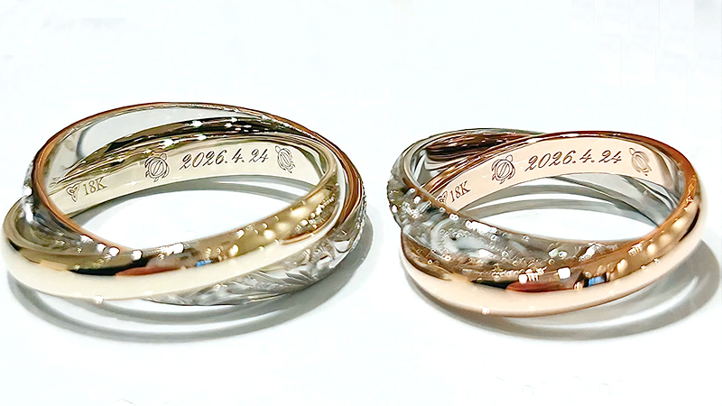 プラチナの地金の指輪には、〈永遠〉を意味する波の「ヘリテイジ」の手彫りを施し、ゴールドの地金の指輪には、あえて彫りを入れず、磨きをかけた艶感のある素材本来の美しさをお楽しみいただける仕様に。
&nbsp;
また、リングの内側には、記念日の始まりと結びに、守り神とされるウミガメの「ホヌ」をお二人のように仲睦まじく寄り添うよう刻印を刻まれました。
&nbsp;
おふたりの手元に、〈永遠に途切れることのない愛と絆〉を宿した、世界にひとつだけのハワイアンブライダルリングが完成いたしました。
&nbsp;
