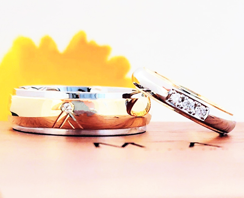 残りの半周は、おふたりとも艶のあるポリッシュ加工を施し、ダイヤモンドの留め方や位置にもこだわった特別仕様に。
&nbsp;
K様は3石のダイヤモンドを横並びでセッティングされ、より一層輝きを放ちます。
&nbsp;
N様は中心に、ハワイ島にあるハワイ最高峰の休火山で、火山の女神ペレに対して雪の女神ポリアフが住む山として神話に登場する「マウナケア」を彫り入れ、山頂にダイヤモンドをセッティング。
太陽を彫り込んだ一面とはまた違う、おだやかで新鮮な表情に。
&nbsp;
