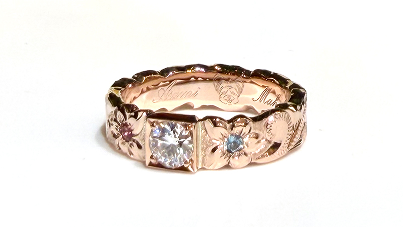 H様にもご相談されながら、お打ち合わせを重ね、理想のイメージを少しづつ具現化し、かたちにしていく作業を進めました。
&nbsp;
地金のお素材は、肌に馴染む上品で洗練された印象の18Kピンクゴールドのお色味を。
&nbsp;
0.35ctの重量のダイヤモンドと、ハワイアンジュエリーならではの手彫りをより生き生きと感じることが出来ますよう、エッジの効いた重厚感のある平打ちのフラットの形状の5.5mm幅をお選び頂きました。
&nbsp;
