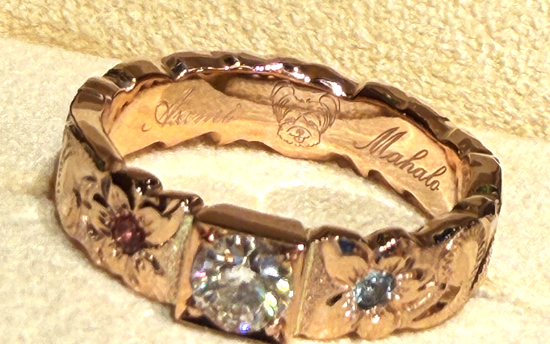 リングの内側には、愛犬の「花ちゃん」のとってもキュートなお顔を刻印として刻まれ、より一層特別感が生まれました。 ⁡
&nbsp;
ハワイの熟練の彫師の手によって、フラを愛する花ちゃんママ様にぴったりの特別なハワイアンリングが完成いたしました！
&nbsp;
指元から放たれる指輪の特別な輝きが、これからの花ちゃんママ様の未来をよりいっそう幸せに照らし続けてくれますように。
