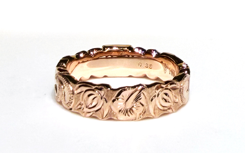 また、側面加工としてお選びいただいた「カットアウト」により、波やお花が浮き上がって躍動感のあるお仕上がりに。
&nbsp;
更に、指輪の背面には、ポイント彫りとして〈幸せな未来・希望・信頼〉という意味を持つ「ハイビスカス」を中心に、〈幸運をもたらす海の守り神〉とされる海亀の「ホヌ」が仲良く寄り添う可愛らしい姿を刻まれました。
