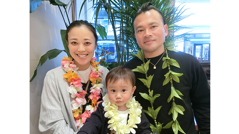 愛するお子様の健やかな成長と、代々受け継がれるご家族の繁栄の想いをを願い、ハワイの大いなる自然が刻まれたKファミリー様だけの特別なファミリーペンダントが完成いたしました。
&nbsp;
これから共に過ごす時間が、ジュエリーにさらなる彩りを与え、世代を超えて受け継がれる「家族の愛の象徴」として末永くKファミリー様に寄り添いますように。
